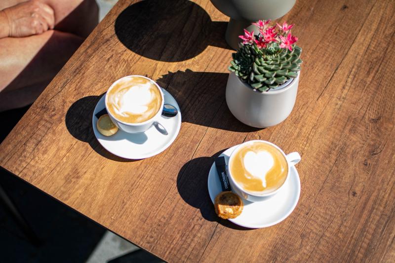 Koffie in de zon op het terras buiten