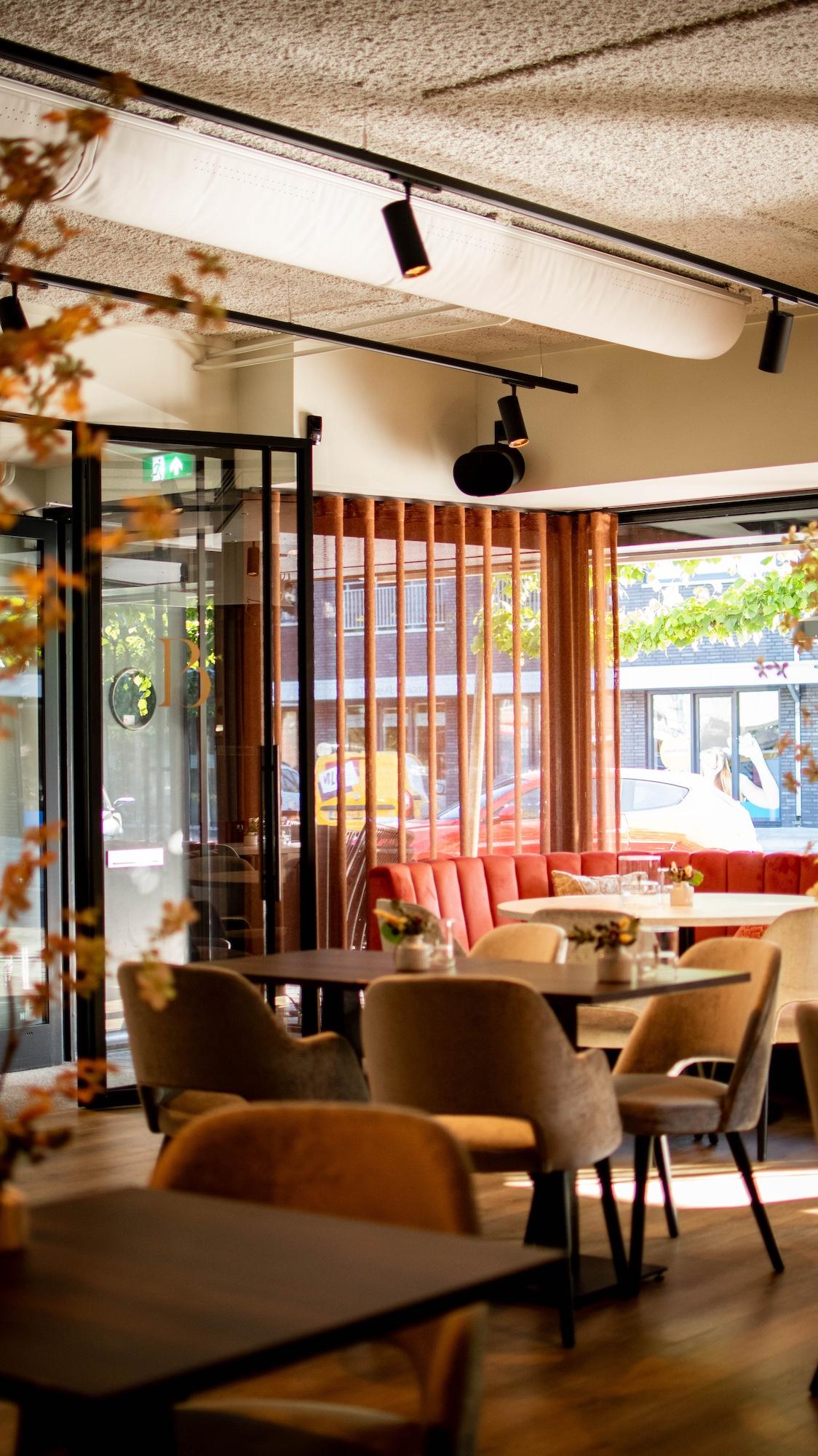 Interieur zitplaatsen bij Brasserie Plein15