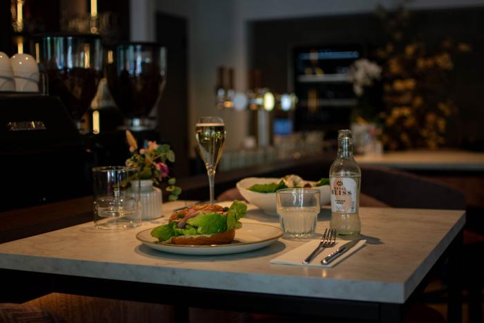 Tafel gedekt met gerechten in de brasserie