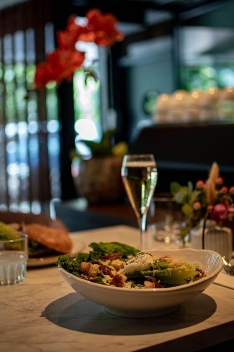 Salade gerecht met frisse champagne