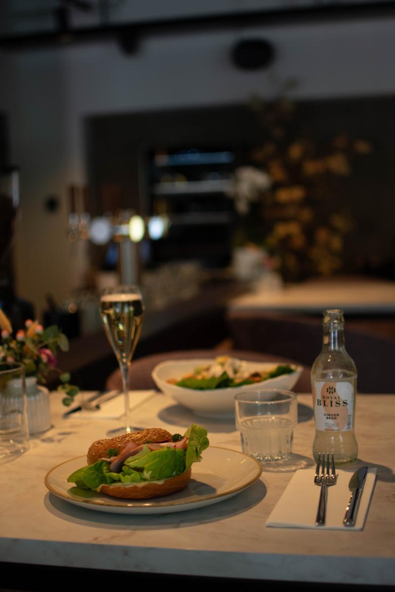 Gerechten geserveerd in restaurant budel