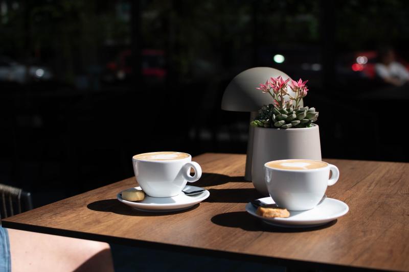 Koffie in de zon op het terras buiten