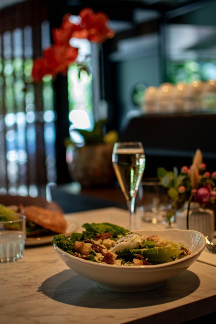 Salade bij de brasserie